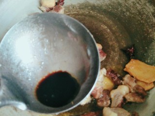 8、牛肉炖土豆,加入一点点生抽,不喜欢颜色可以不加,我就加了一点点