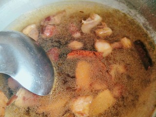 9、牛肉炖土豆,然后倒入点水,大火烧开,炖5分钟