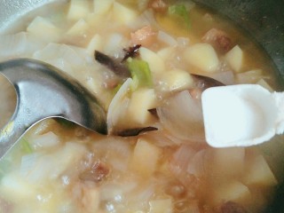 11、牛肉炖土豆,炖上10分钟放入一点盐