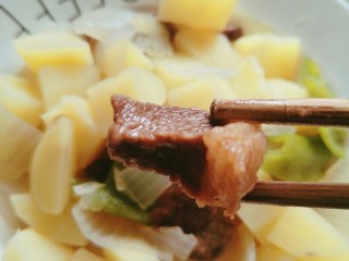 14、牛肉炖土豆,个人认为还不错,我家姑娘吃了好多