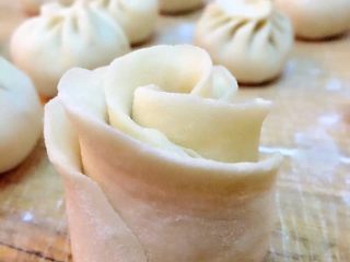 9、第一次蒸包子,包子馅儿用完后，即兴制作几个玫瑰馒头