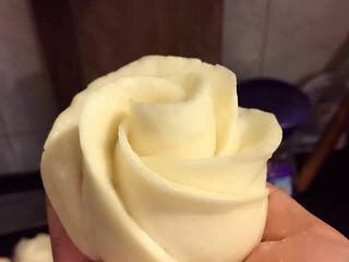 11、第一次蒸包子,成品完成，像玫瑰吗？下次一定要做红色的玫瑰！