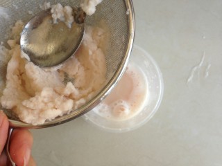 1、莲藕排包,新鲜莲藕打成茸，用筛网压出莲藕汁。