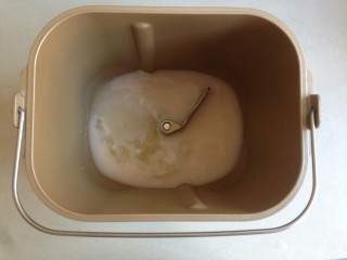 2、莲藕排包,莲藕汁放入到面包桶里，加入蛋清，对角放糖和盐。