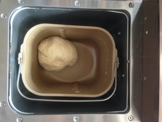 4、莲藕排包,第一次和面结束后，静置五分钟。继续和面13分钟，揉至光滑有薄膜。