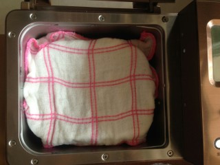 5、莲藕排包,和面结束 关掉电源，在面包桶上盖一块湿布，盖上面包机盖，静置15分钟。