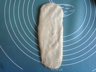 8、莲藕排包,擀成长舌形