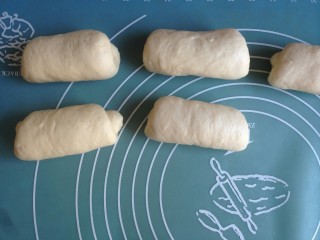 9、莲藕排包,从上往下卷起，盖保鲜膜，静置15分钟。