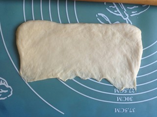 10、莲藕排包,再次擀成长16cm的长方形，压薄其中一条长边。