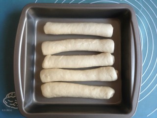 11、莲藕排包,从上往下卷起，放进烤盘。