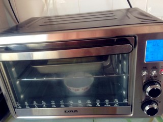 12、莲藕排包,将烤盘放进东菱烤箱。里面放置一碗热水，选择烤箱的发酵档发酵50分钟左右。