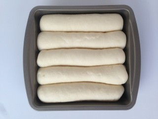 13、莲藕排包,发酵好的面包胚，表面涂上蛋液。