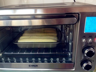 14、莲藕排包,放进预热好的烤箱下层，上下火170度，烘烤18分钟。