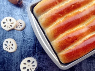 15、莲藕排包,烘烤结束，将面包取出，晾凉。