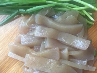 1、炒磨芋,磨芋洗净切条(如图)，韭菜切段