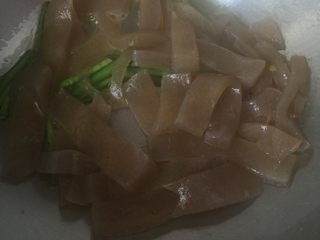 3、炒磨芋,下磨芋炒上一会