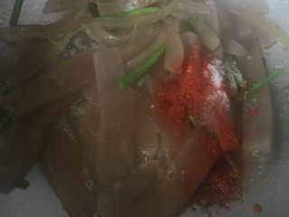 4、炒磨芋,下辣椒粉、盐、味精，加料酒和生抽、少许水煮上一二分钟，把韭菜倒入，炒到熟。