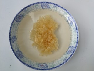 2、紫薯银耳莲子羹,银耳放入大碗，加清水泡发2小时