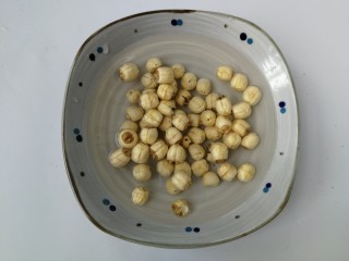 3、紫薯银耳莲子羹,莲子加清水泡发2小时