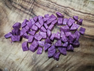 6、紫薯银耳莲子羹,切成小丁