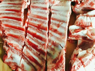 1、海带萝卜羊排汤,新鲜羊排切小块