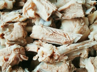 3、海带萝卜羊排汤,羊排焯水