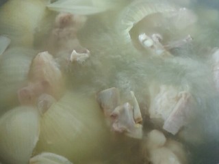 4、海带萝卜羊排汤,焯水后的羊排换清水，加葱头1个，花椒一把大料4颗，大火烧开转中小火炖煮2小时。