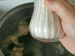 11、海带萝卜羊排汤,去腥提鲜的小窍门：加入白胡椒粉