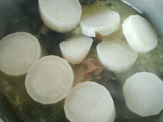 9、海带萝卜羊排汤,羊排汤加入海带白萝卜