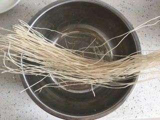 1、肉沫自制酸辣粉,粉丝用水泡软