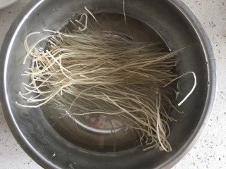 2、肉沫自制酸辣粉,用温水浸泡