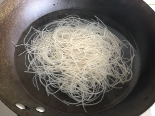 3、肉沫自制酸辣粉,放入沸水中煮沸
