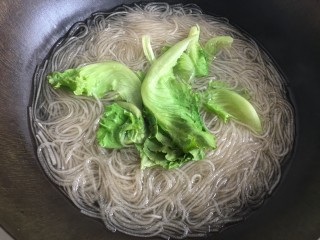 4、肉沫自制酸辣粉,放入生菜