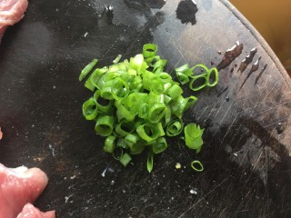 5、肉沫自制酸辣粉,葱切