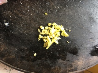 6、肉沫自制酸辣粉,姜切末