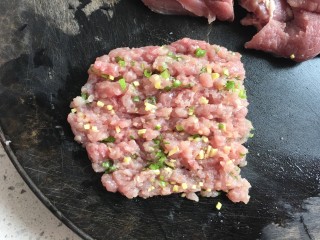 7、肉沫自制酸辣粉,肉沫、葱姜混合