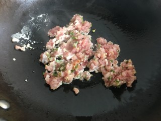 8、肉沫自制酸辣粉,下入锅中翻炒