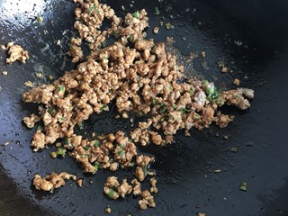 9、肉沫自制酸辣粉,加入酱油