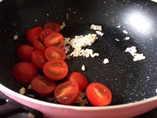 6、番茄意大利面,将切好的番茄倒入锅中翻炒