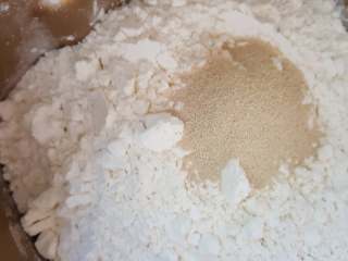 2、芝麻酱花纹吐司,把面包除黄油外的全部用料，放入面包机桶内