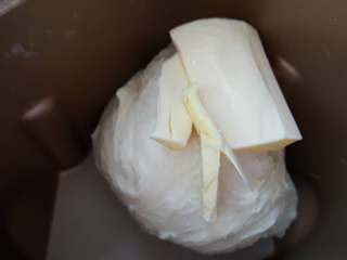 3、芝麻酱花纹吐司,当面团揉至扩展阶段时，加入黄油