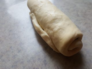 6、芝麻酱花纹吐司,从一端卷起，收口捏紧