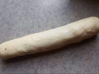 7、芝麻酱花纹吐司,稍微滚长一些