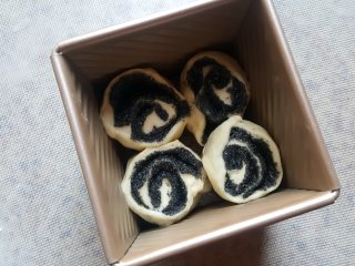 8、芝麻酱花纹吐司,用刮刀切成四份，放入吐司盒中进行二次发酵