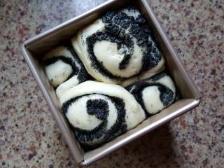 9、芝麻酱花纹吐司,发酵至模具的九分满时即为发酵好了