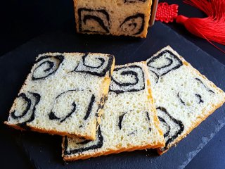 11、芝麻酱花纹吐司,面包出炉