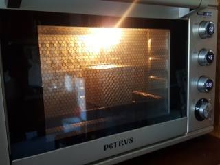 10、芝麻酱花纹吐司,放入预热好的烤箱中，上下火170度，中下层烤35分钟