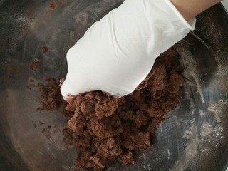 2、#不一样的泡芙#酷黑的黑森林泡芙,用手把材料抓握成团，揉搓成沙粒状
