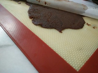 4、#不一样的泡芙#酷黑的黑森林泡芙,脆皮擀成3毫米厚放冷冻冻硬备用