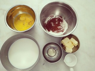 5、#不一样的泡芙#酷黑的黑森林泡芙,准备好巧克力泡芙的材料